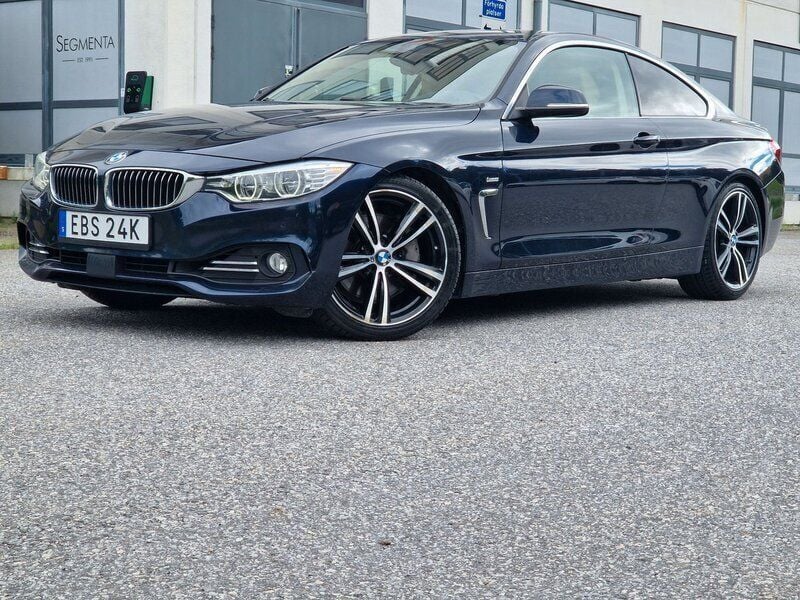 Mörkblå (blå) Begagnad 2017 BMW 440 Comfort Edition Sportkupé | 339 600 kr (Marknadspris) - Bild 1/4