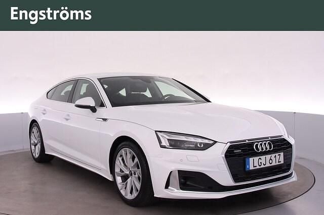 Ibisvit Begagnad 2021 Audi A5 Sportback Advanced Plus Halvkombi | 359 000 kr (Marknadspris) - Bild 1/4