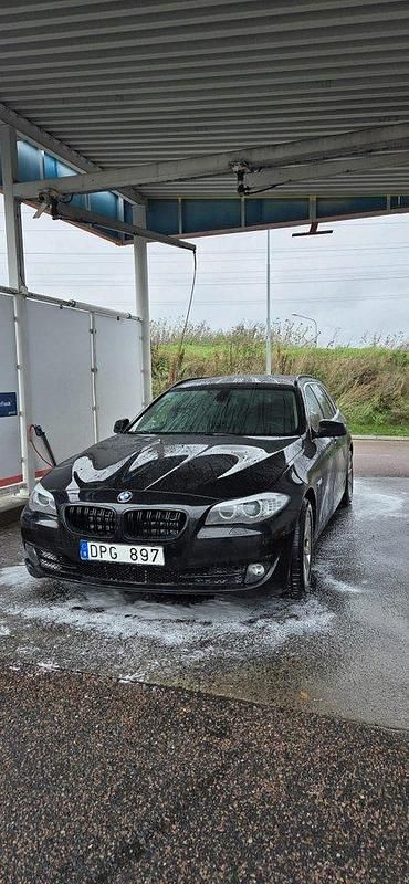 Svart Begagnad 2011 BMW 520 Kombi | 89 000 kr (Marknadspris) - Bild 1/4