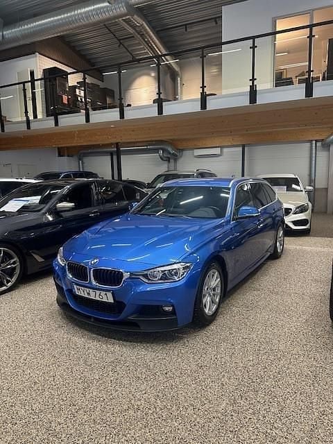 Blå Begagnad 2016 BMW 320 M Sport Kombi | 187 000 kr (Marknadspris) - Bild 1/4