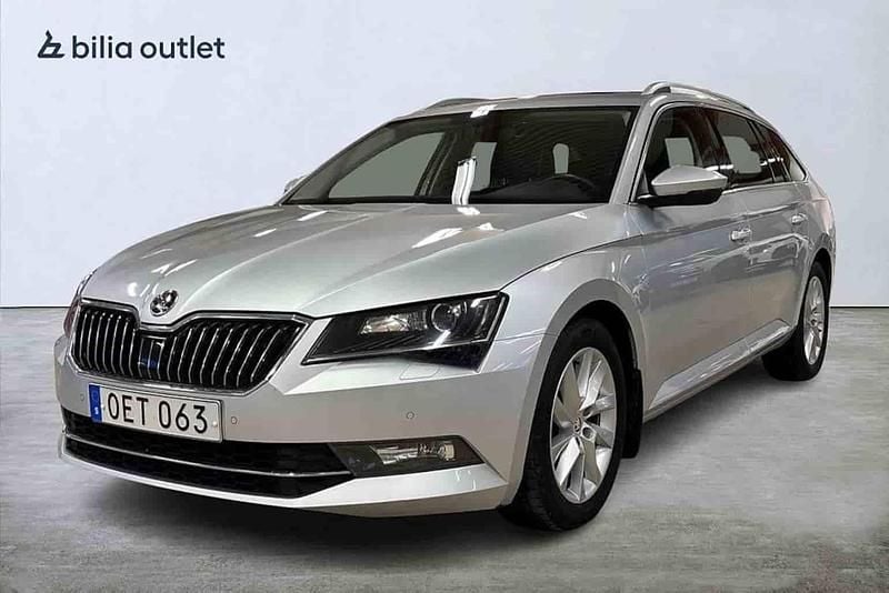 Silver Begagnad 2017 Skoda Superb Kombi | 184 900 kr (Marknadspris) - Bild 1/1