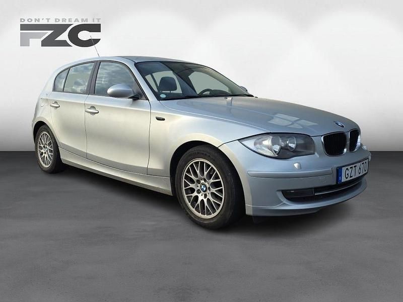 Grå Begagnad 2008 BMW 116 Advantage Halvkombi | 52 500 kr (Marknadspris) - Bild 1/4