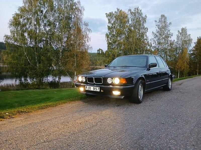 Diamantsvart metallic Begagnad 1993 BMW 730 Sedan | 200 000 kr - Bild 1/4