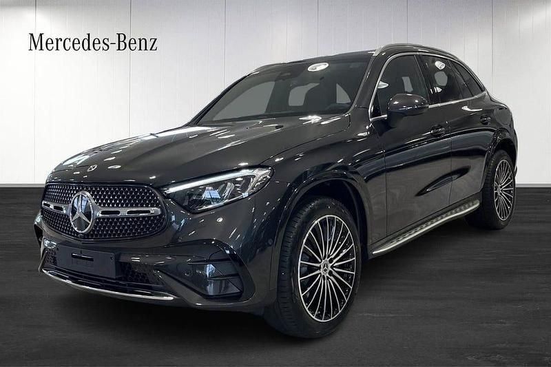 Grå Ny 2025 Mercedes GLC300 AMG Halvkombi | 810 200 kr - Bild 1/4