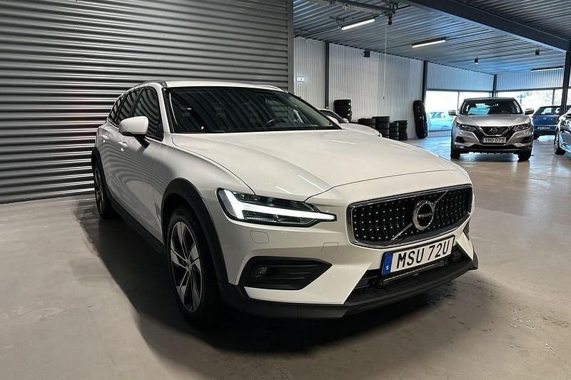 Begagnad Volvo V60 CC Momentum 190 HK (139 kW) 2019 Vit Kombi
