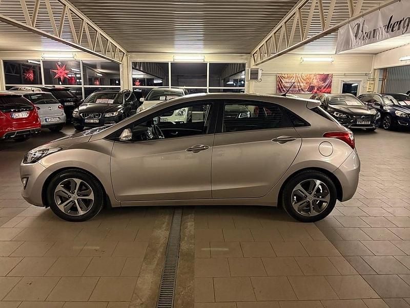 Begagnad Hyundai i30 Comfort 135 HK (99 kW) 2015 Brun Halvkombi
