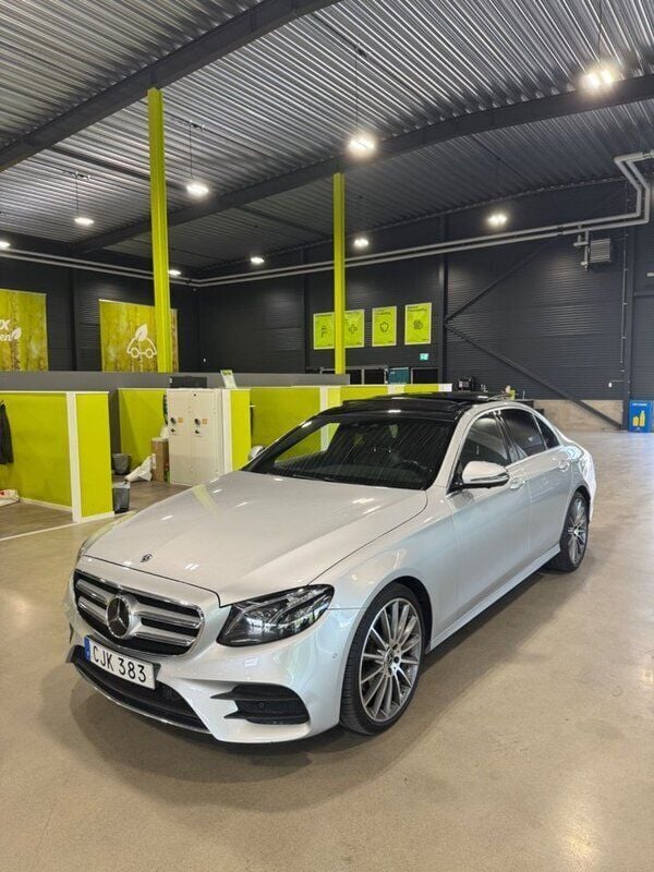 Silver Begagnad 2018 Mercedes E220 AMG Sedan | 359 000 kr (Dyr) - Bild 1/4
