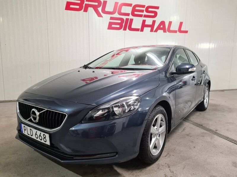 Mörkblå (blå) Begagnad 2017 Volvo V40 Kinetic Kombi | 174 900 kr (Marknadspris) - Bild 1/4