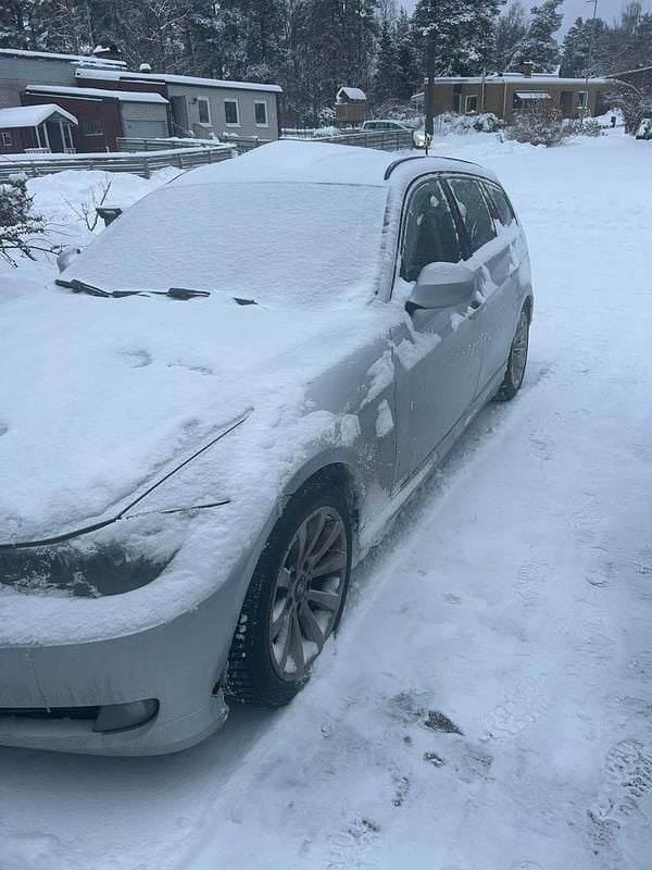 Titansilver met. Begagnad 2011 BMW 318 Kombi | 42 000 kr - Bild 1/4