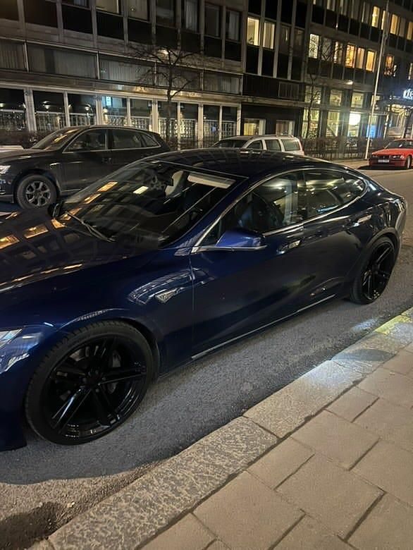Begagnad 2016 Tesla Model S Halvkombi | 200 000 kr (Lite dyr) - Bild 1/4