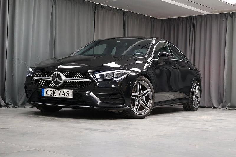 Svart Begagnad 2022 Mercedes CLA200 Advanced Plus Sportkupé | 349 000 kr (Marknadspris) - Bild 1/4
