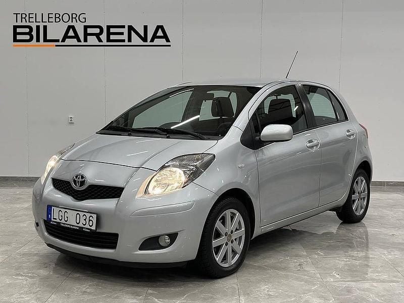 Begagnad Toyota Yaris 99 HK (72 kW) 2011 Silver Halvkombi
