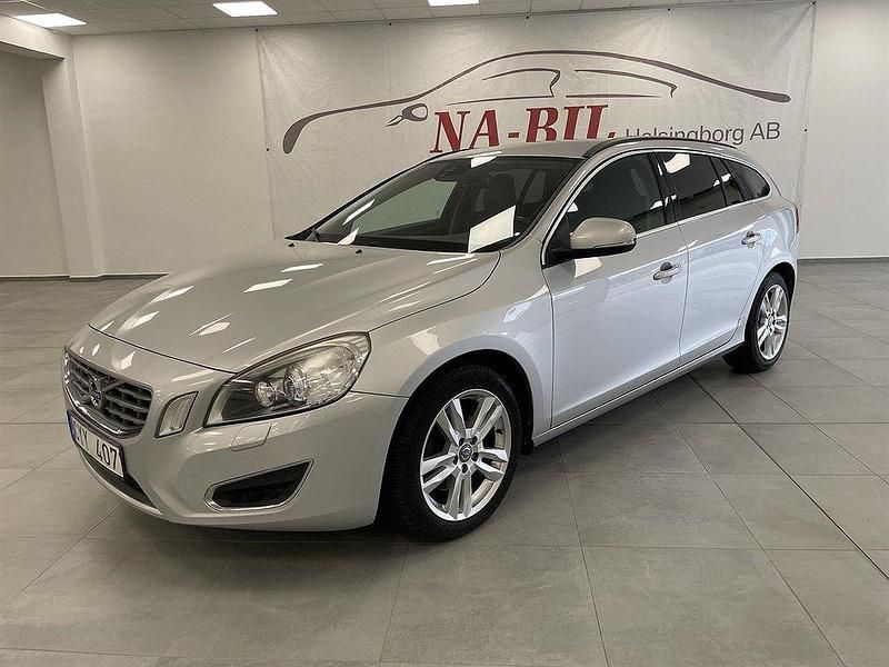 Ljusgrå (grå) Begagnad 2012 Volvo V60 Momentum Kombi | 109 900 kr (Lite dyr) - Bild 1/4