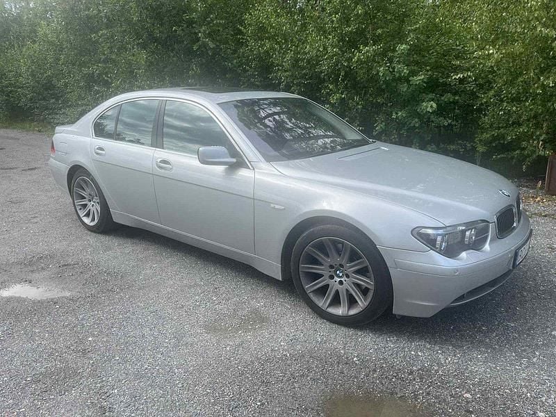 Grå Begagnad 2002 BMW 745 Sedan | 69 900 kr - Bild 1/4