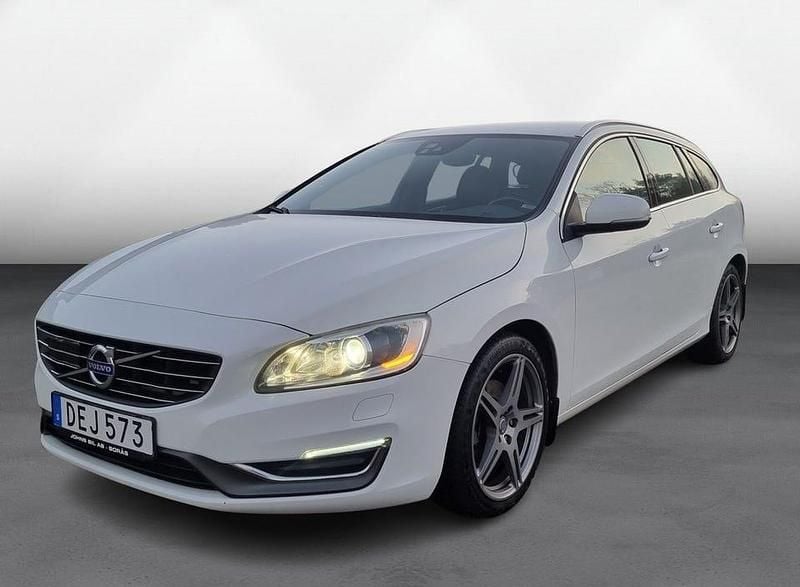 Begagnad Volvo V60 Summum 200 HK (147 kW) 2015 Vit Kombi