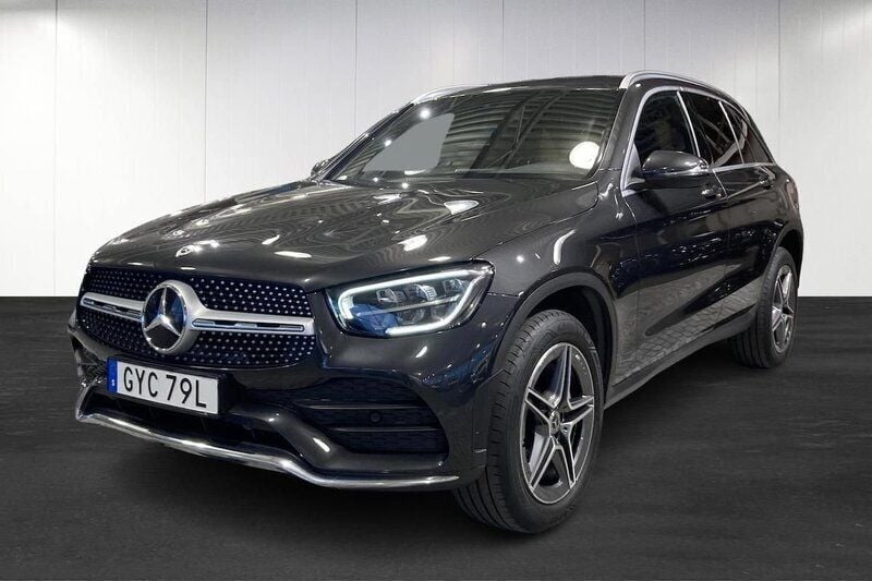 Grå Begagnad 2021 Mercedes GLC300e AMG line SUV | 359 000 kr (Bra pris) - Bild 1/4
