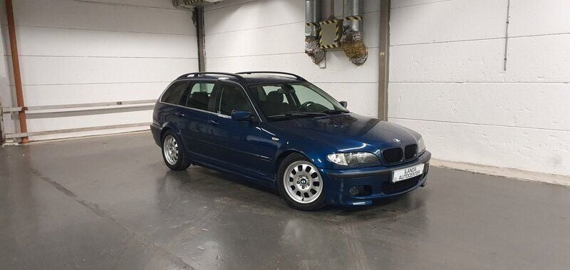 Mörkblå (blå) Begagnad 2005 BMW 320 Kombi | 34 900 kr (Marknadspris) - Bild 1/4