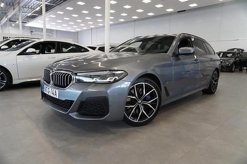 Blå Begagnad 2020 BMW 520 M Sport Kombi | 349 900 kr (Marknadspris) - Bild 1/4