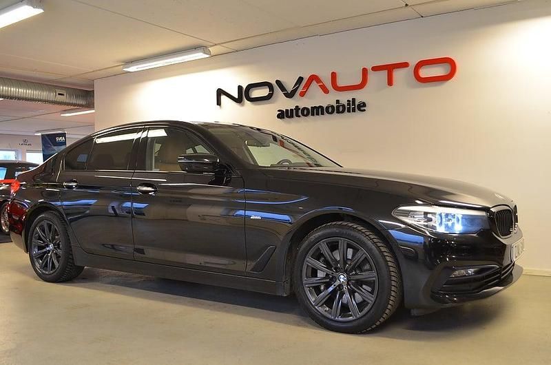 Safirsvart metallic Begagnad 2017 BMW 530 Sport Line Sedan | 269 000 kr (Marknadspris) - Bild 1/4