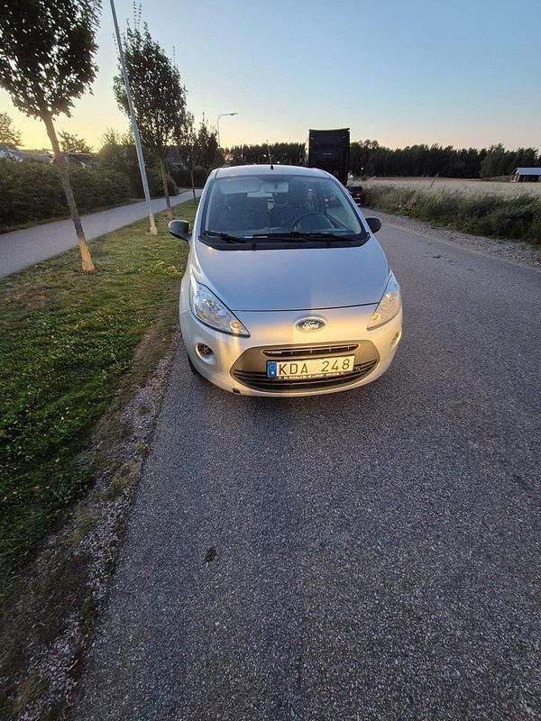 Grå Begagnad 2013 Ford Ka Style Halvkombi | 28 000 kr (Marknadspris) - Bild 1/4