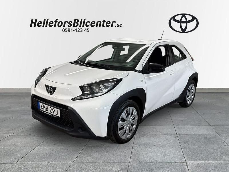 Vit Begagnad 2022 Toyota Aygo X X-play SUV | 169 500 kr (Marknadspris) - Bild 1/3
