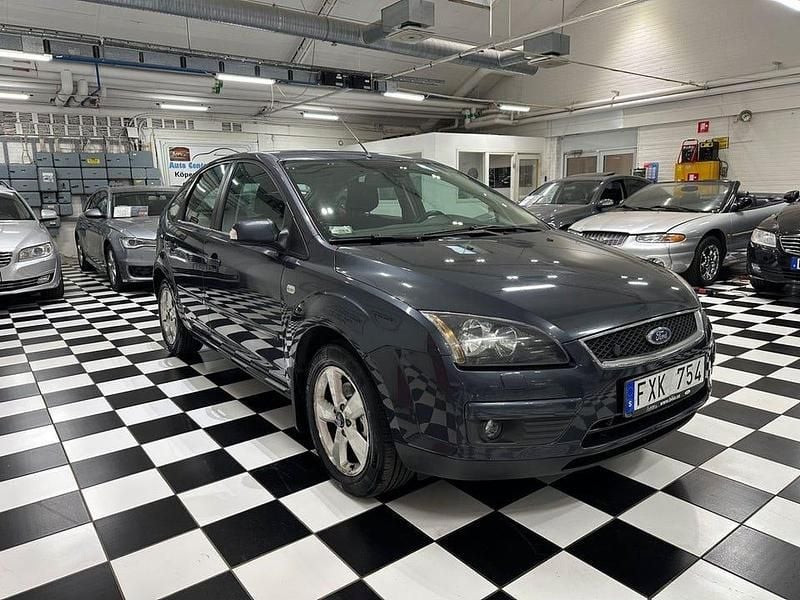 Begagnad Ford Focus 125 HK (91 kW) 2007 Grå Halvkombi