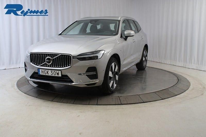 Silver dawn metallic Begagnad 2024 Volvo XC60 Plus SUV | 499 900 kr (Marknadspris) - Bild 1/4