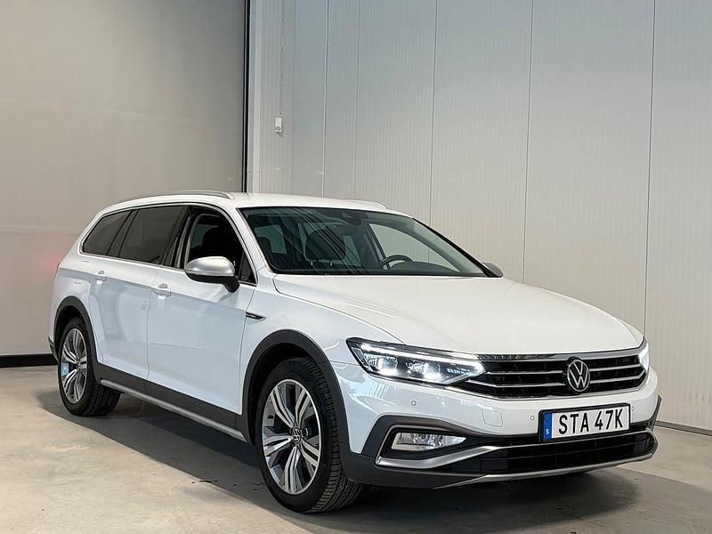 Vit Begagnad 2022 VW Passat Alltrack Kombi | 295 500 kr (Marknadspris) - Bild 1/4