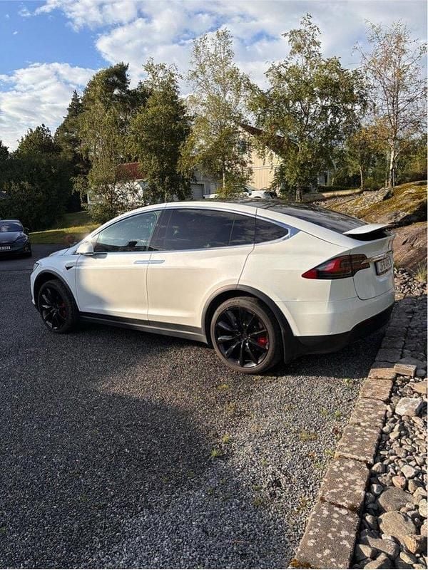 Vit Begagnad 2020 Tesla Model X Performance SUV | 525 000 kr (Bra pris) - Bild 1/3