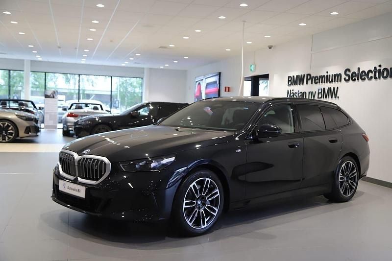 Svart Ny 2025 BMW i5 M Sport Sedan | 753 000 kr (Marknadspris) - Bild 1/2
