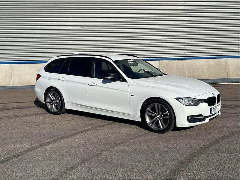 Vit Begagnad 2014 BMW 320 Sport Line Kombi | 139 000 kr (Bra pris) - Bild 1/4