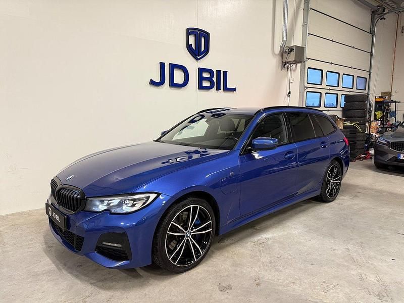 Blå Begagnad 2021 BMW 330e M Sport Kombi | 309 900 kr (Marknadspris) - Bild 1/4