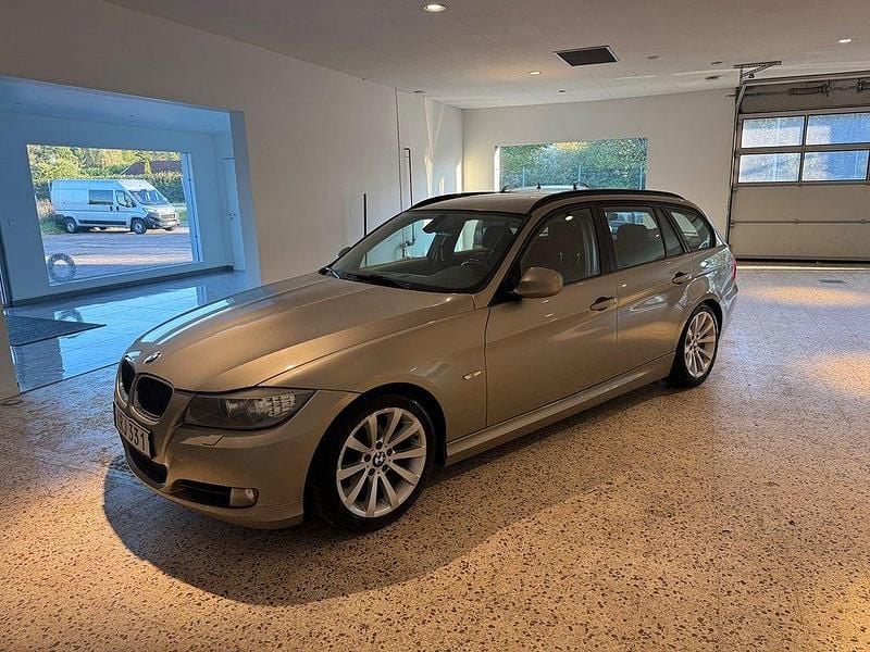 Ljusbrun Begagnad 2010 BMW 318 Comfort Edition Kombi | 39 900 kr (Superpris) - Bild 1/4