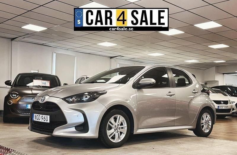 Silver Begagnad 2022 Toyota Yaris Hybrid Active Halvkombi | 174 900 kr (Marknadspris) - Bild 1/4