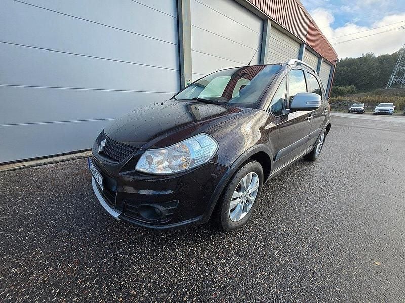Brun (brunmetallic) Begagnad 2014 Suzuki SX4 Halvkombi | 59 900 kr - Bild 1/4