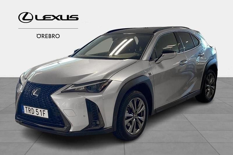 Grå Begagnad 2023 Lexus UX 250h Sport Design Packet SUV | 339 900 kr (Marknadspris) - Bild 1/4
