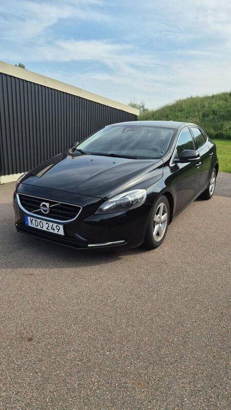 Svart Begagnad 2016 Volvo V40 Momentum Kombi | 125 000 kr (Bra pris) - Bild 1/4