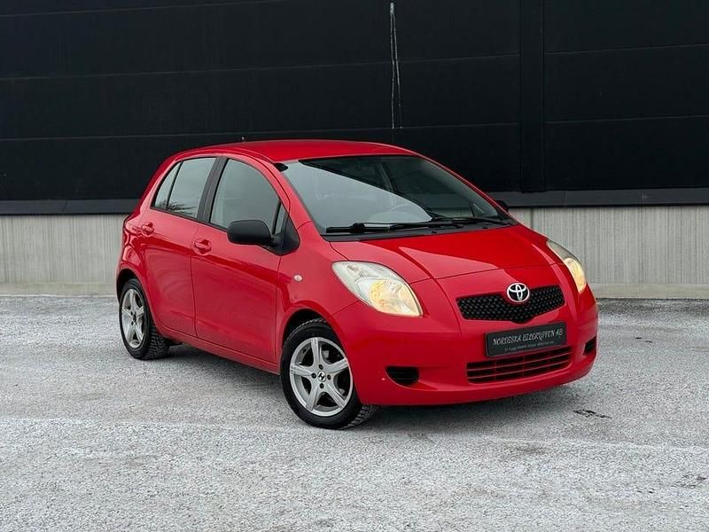 Begagnad Toyota Yaris 87 HK (63 kW) 2007 Röd Halvkombi