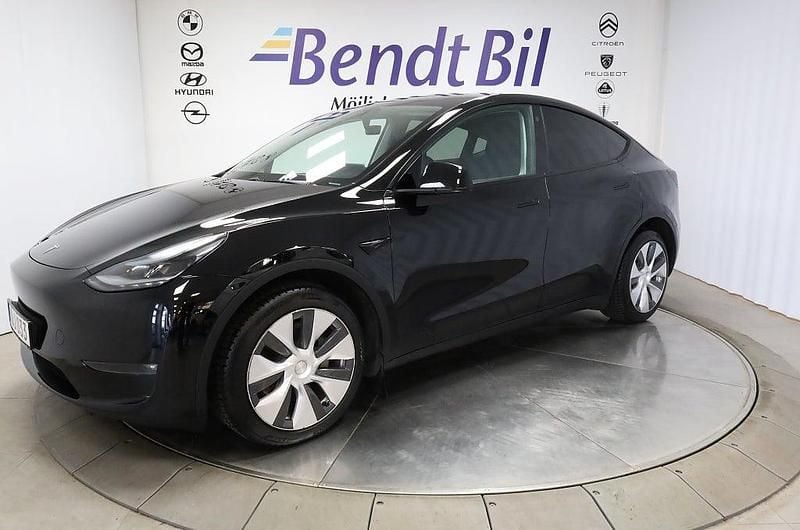 Begagnad Tesla Model Y Long Range AWD 378 kW (514 HK) 2023 Svart SUV