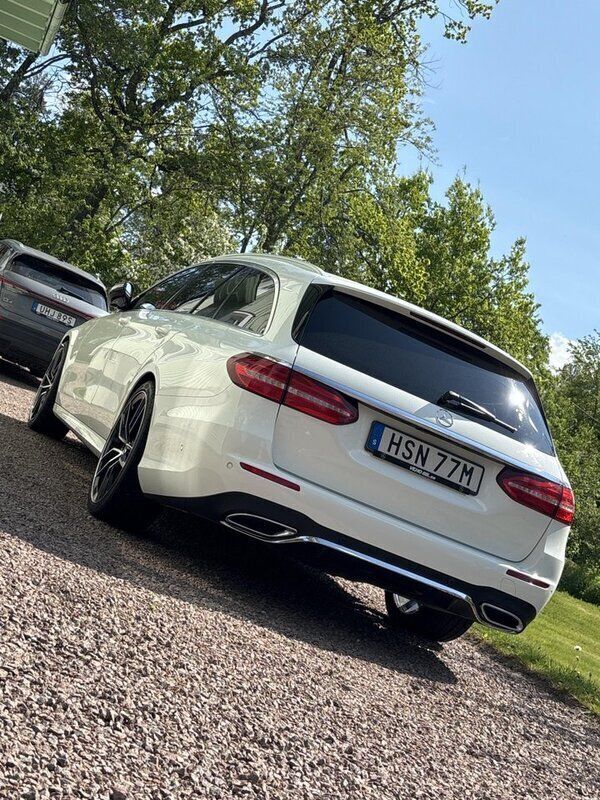 Vit Begagnad 2019 Mercedes E220 AMG Kombi | 298 000 kr (Marknadspris) - Bild 1/4