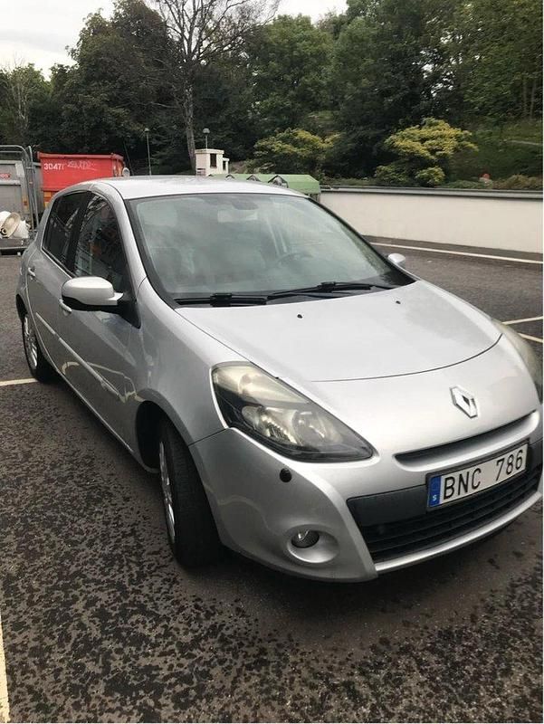Silver Begagnad 2011 Renault Clio R.S. Halvkombi | 42 500 kr (Marknadspris) - Bild 1/4