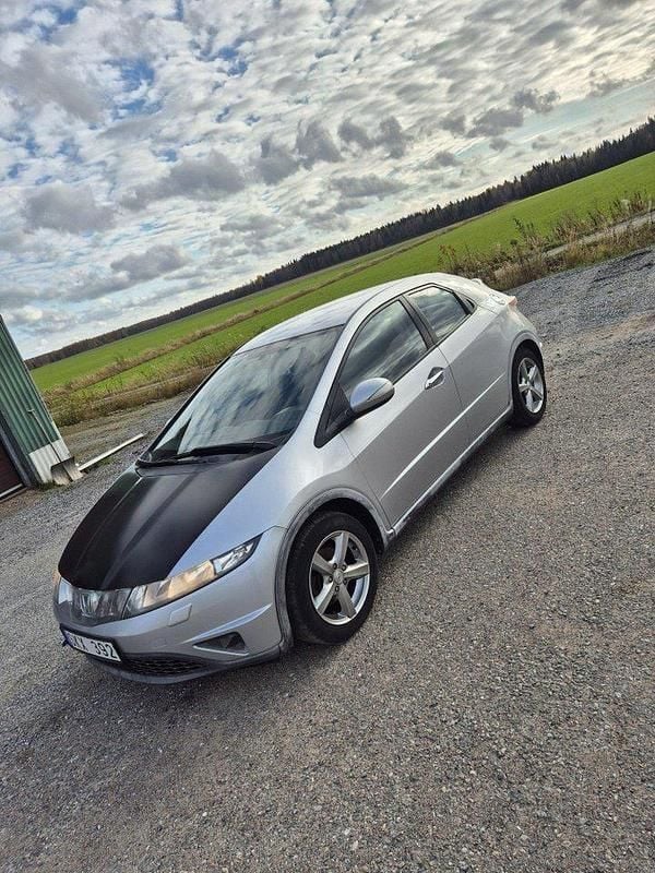 Silver Begagnad 2007 Honda Civic Sport Halvkombi | 34 000 kr (Lite dyr) - Bild 1/4
