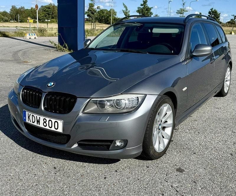 Grå Begagnad 2010 BMW 320 Comfort Edition Kombi | 65 000 kr (Marknadspris) - Bild 1/4