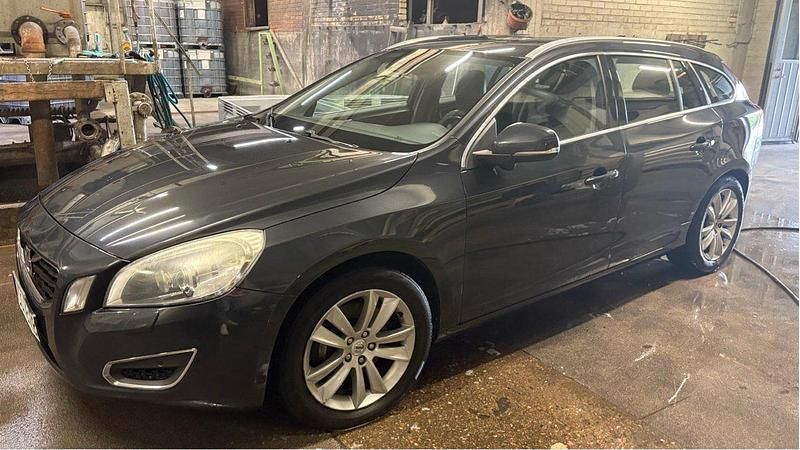 Grå Begagnad 2011 Volvo V60 Kombi | 89 000 kr (Bra pris) - Bild 1/4
