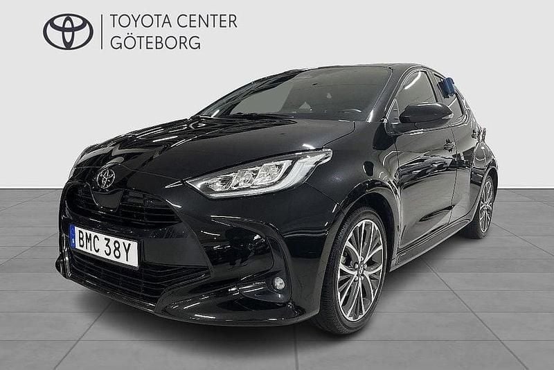 Svart Begagnad 2024 Toyota Yaris Hybrid Style Halvkombi | 259 900 kr - Bild 1/4