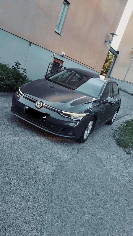 Grå Begagnad 2023 VW Golf VIII Halvkombi | 220 000 kr (Bra pris) - Bild 1/4