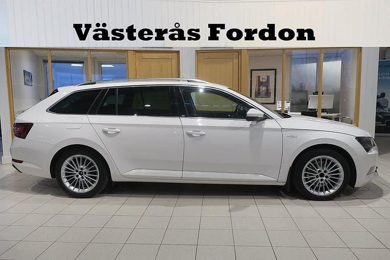 Begagnad Skoda Superb LAURIN & KLEMENT 190 HK (139 kW) 2017 Vit Kombi