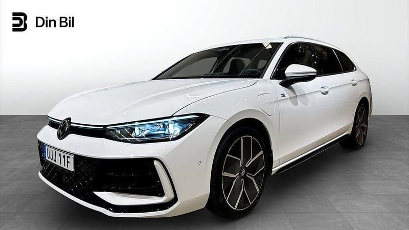 Vit Begagnad 2025 VW Passat R-line Kombi | 499 900 kr (Marknadspris) - Bild 1/4