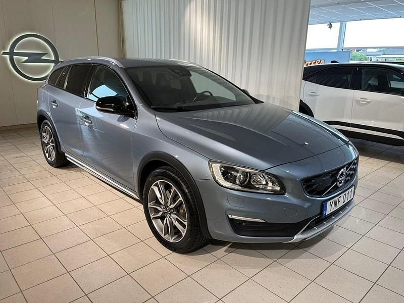 Ljusblå Begagnad 2017 Volvo V60 CC Standard Kombi | 199 000 kr (Lite dyr) - Bild 1/4