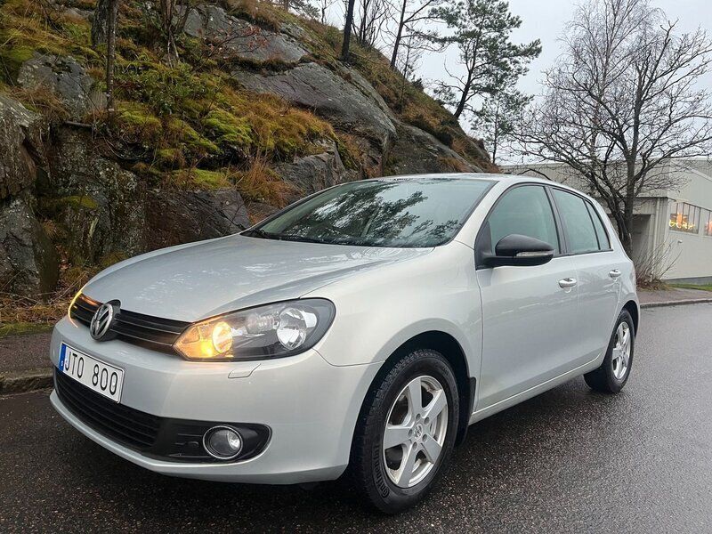 Ljusbrun (brun) Begagnad 2009 VW Golf Halvkombi | 54 900 kr (Marknadspris) - Bild 1/4